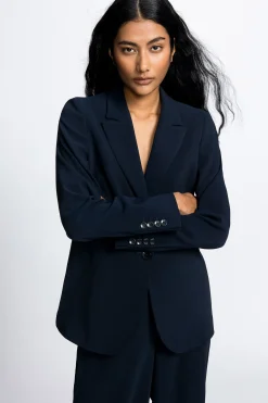 Donkerblauwe getailleerde, kreukvrije blazer