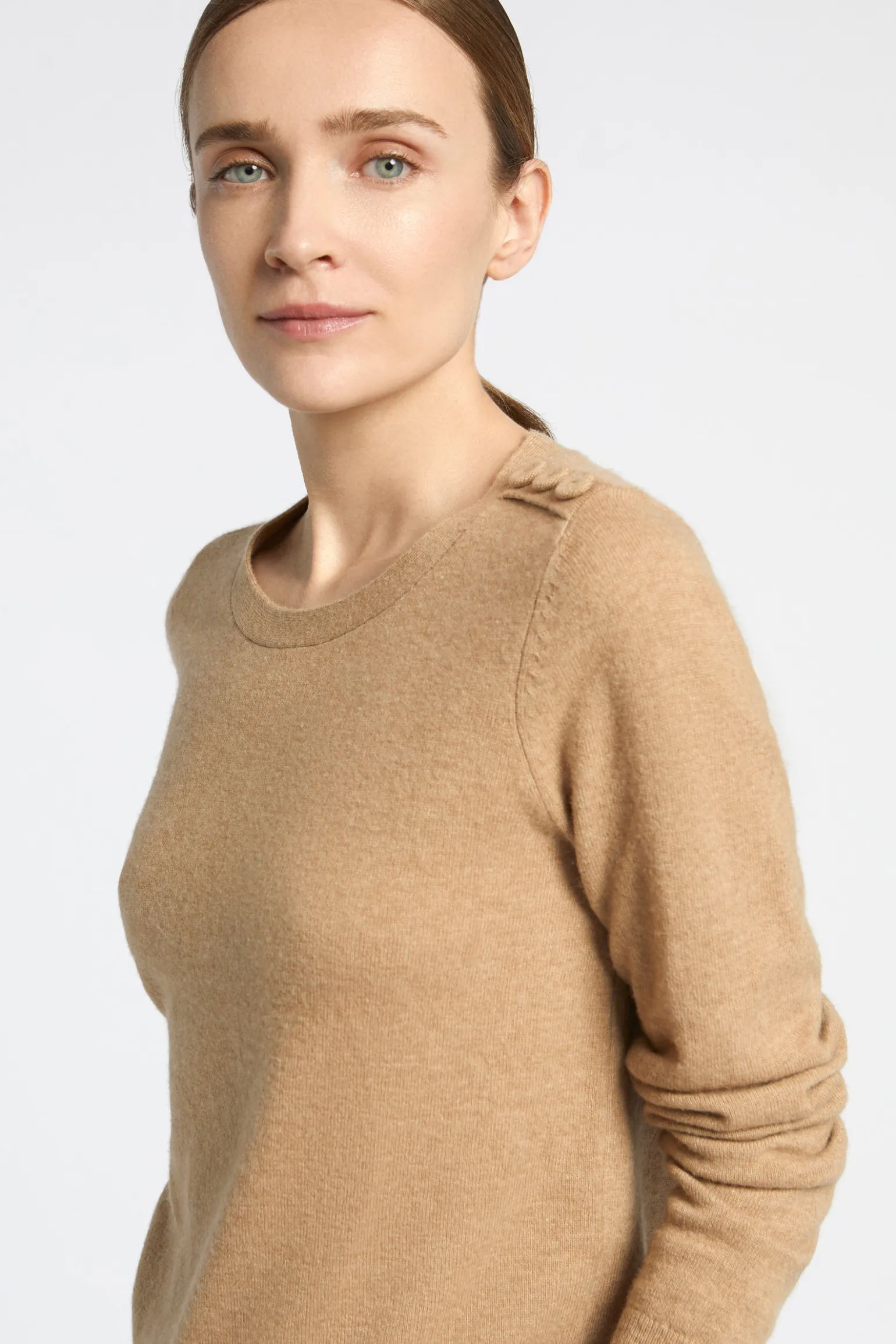 Pull met knopen op schouder