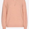 Pull met twist aan de hals