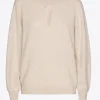 Pull met twist aan de hals