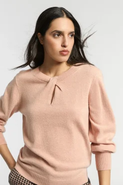 Pull met twist aan de hals