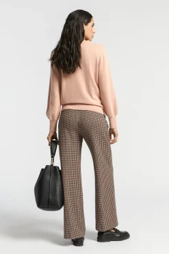 Pull met twist aan de hals