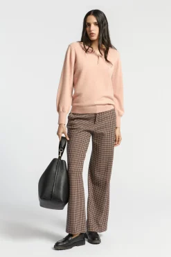 Pull met twist aan de hals