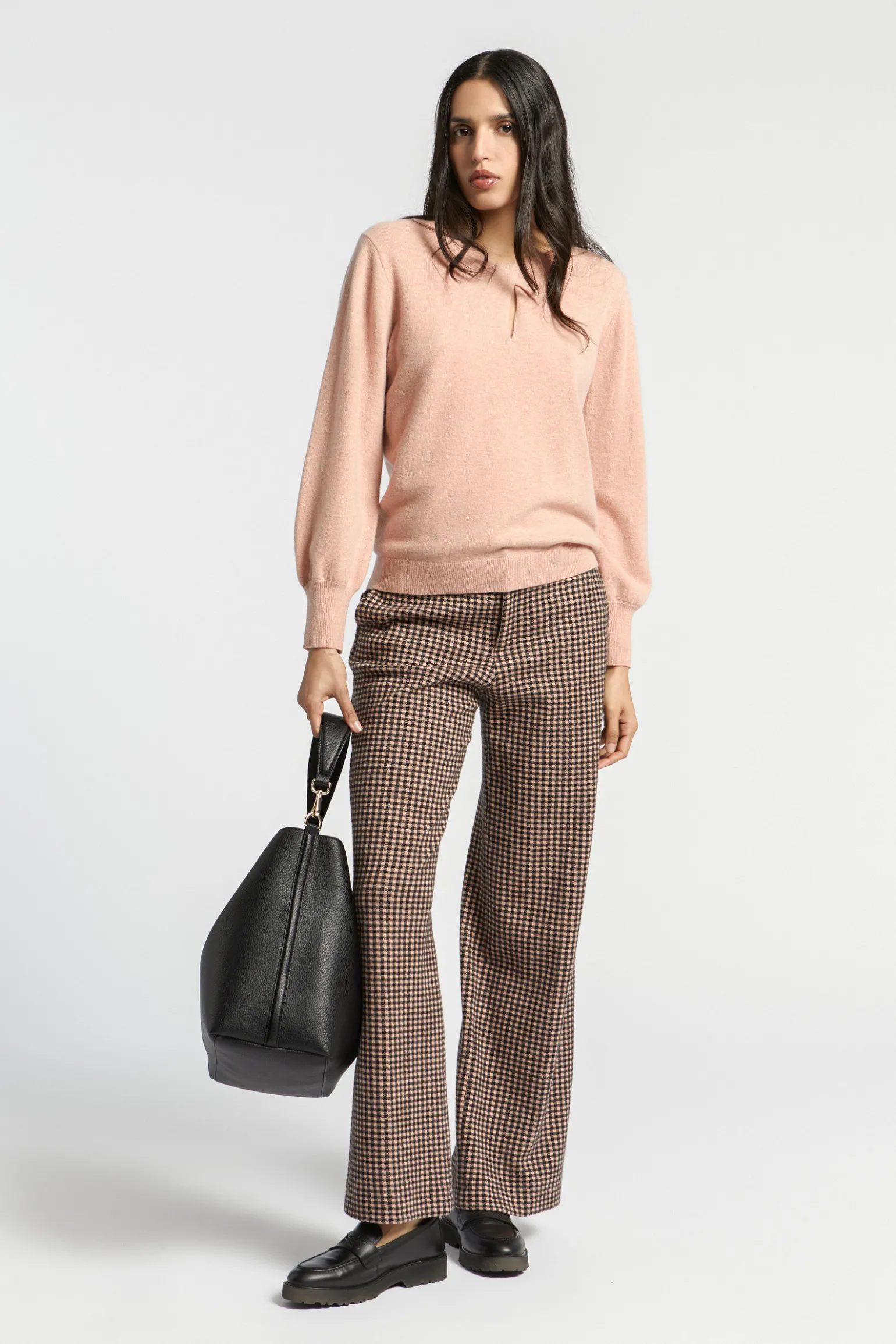 Pull met twist aan de hals