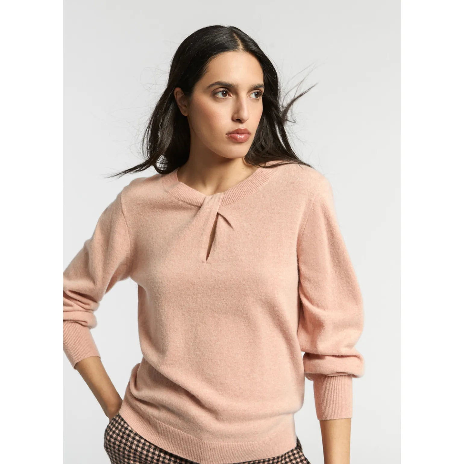 Pull met twist aan de hals