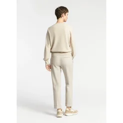 Pull met twist aan de hals