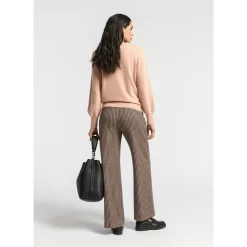 Pull met twist aan de hals