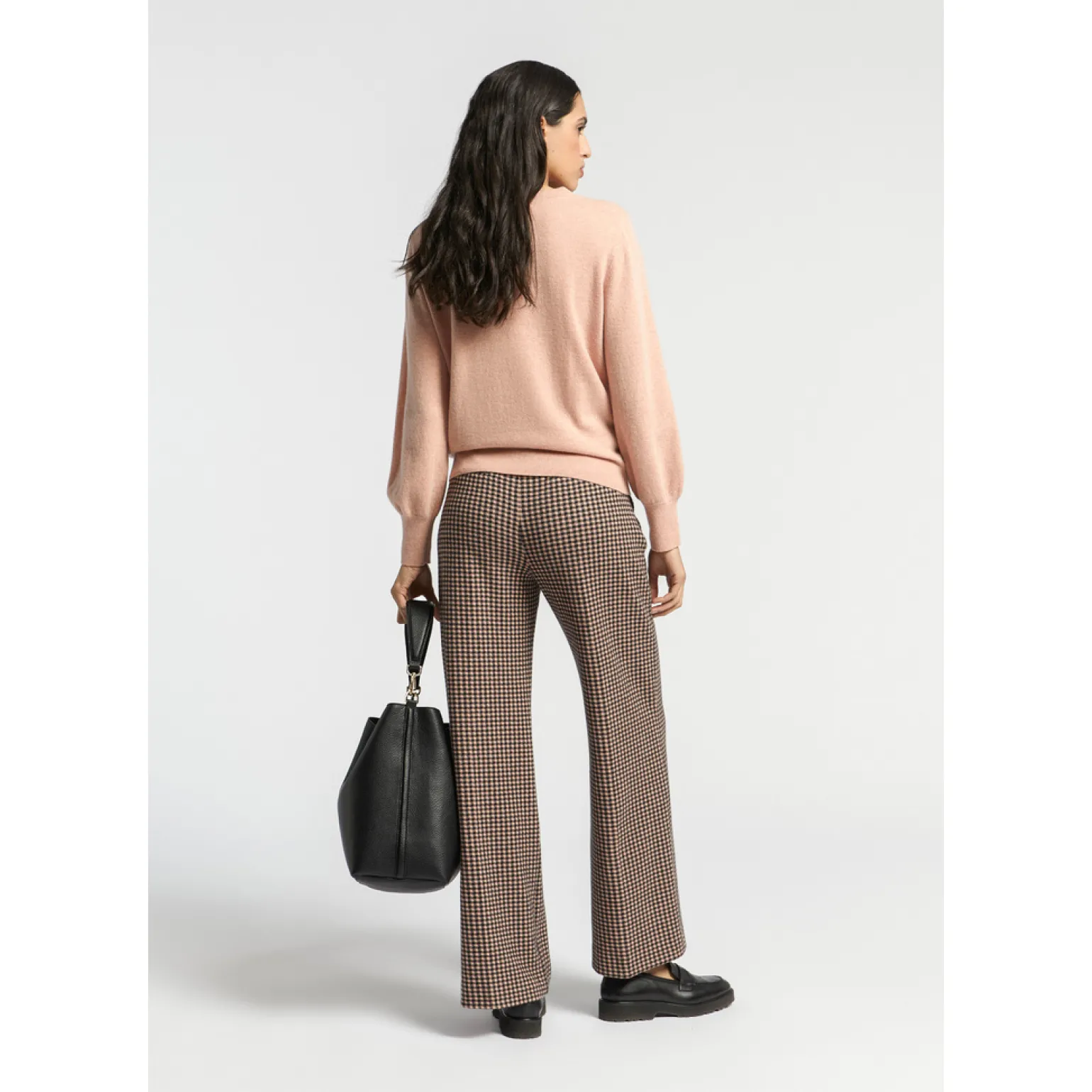 Pull met twist aan de hals